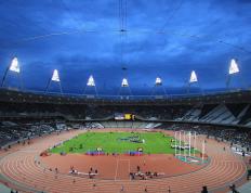 开云体育平台APP-深夜引擎与指尖热浪，F1揭幕战夜场与欧文的双重视界