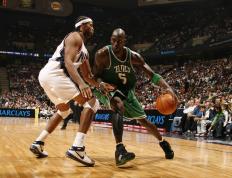 开云APP-表演赛惊雷，青岛男篮爆冷胜掘金，湖人旧将成胜负手