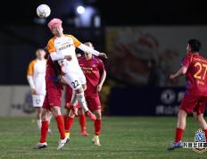 开云官网-包含足球球场上的精彩表演，吸引无数球迷驻足观看的词条