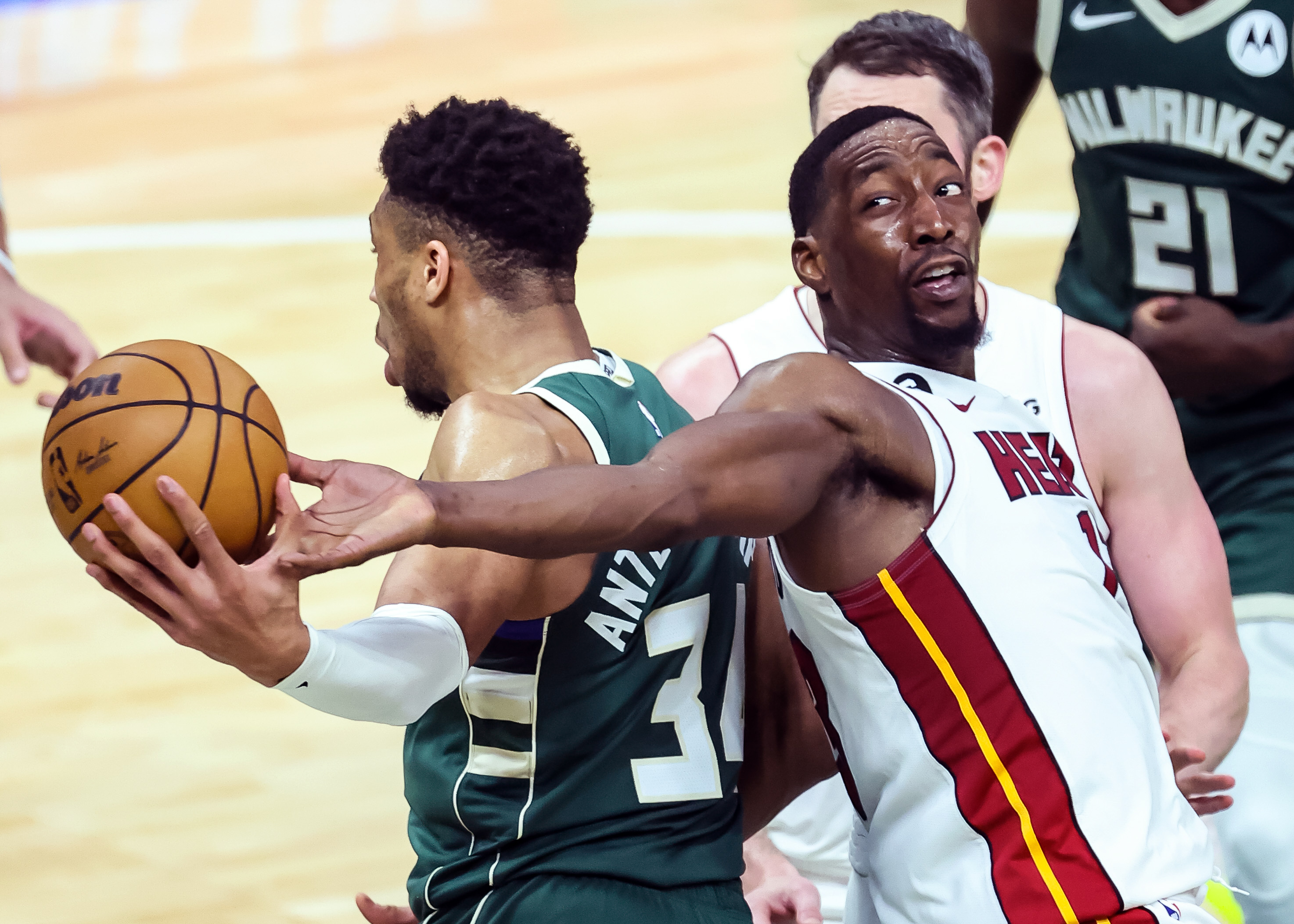 开云官网-雄鹿大胜热火,晋级东部半决赛