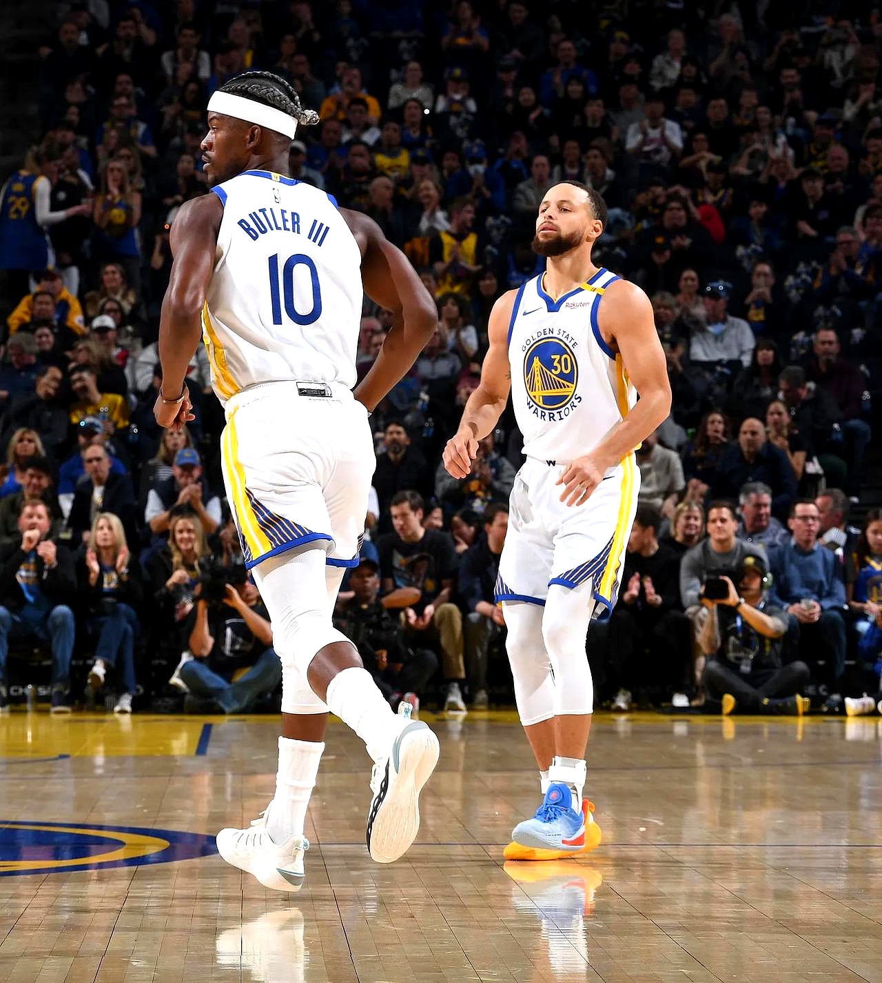 开云体育官网-马刺实力暴涨，西部竞争激烈