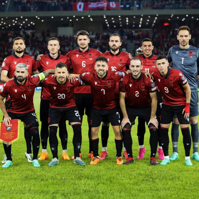 开云体育在线-切尔西客场逆转突围，重回领跑位置