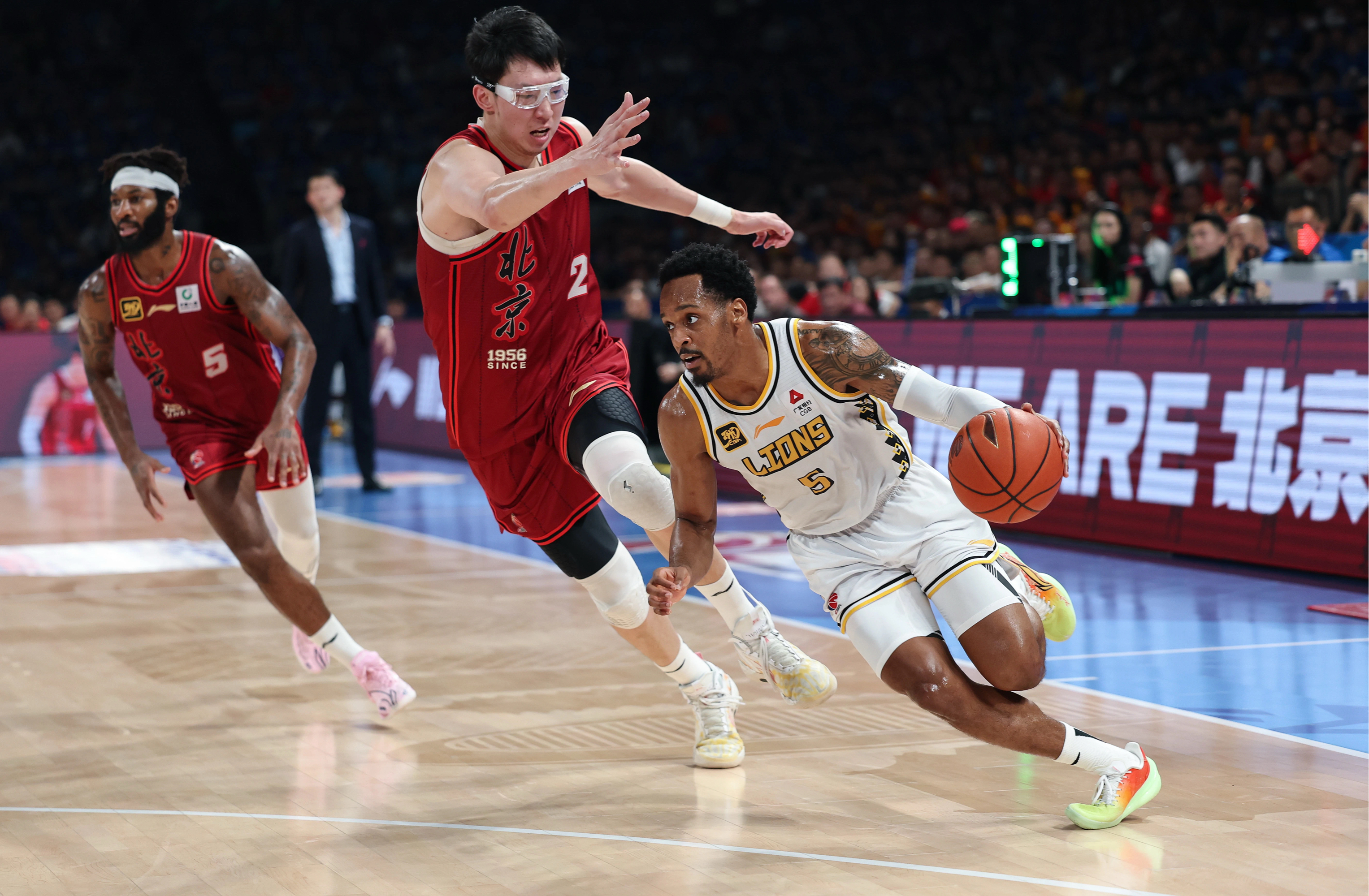 开云体育官方网站-篮球大赛决赛在即，攻防较量激烈的简单介绍